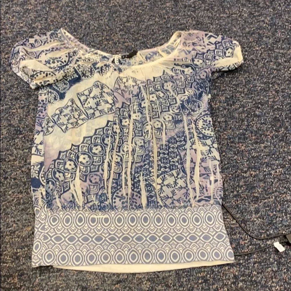 Fang blue and white sheer top sz. M EUC